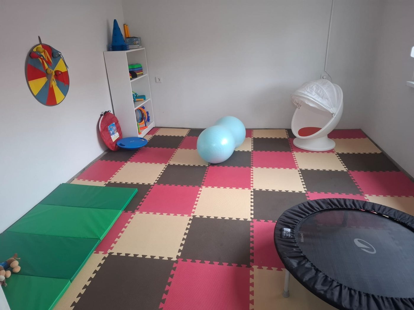 Soba za motoriku s mekanim podnim puzzle podlogama, strunjačama, trampolinom, loptom za vježbanje i visećom ljuljačkom
